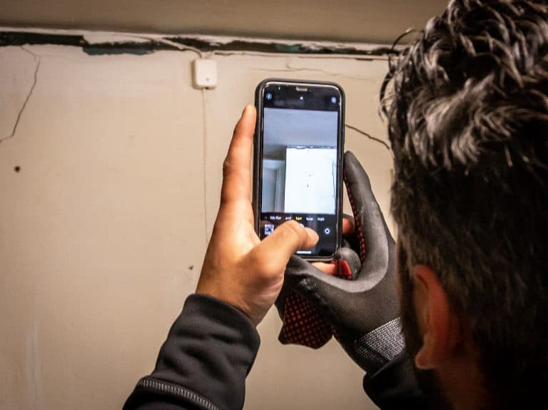 Vad är skillnaden mellan sättningssprickor och torrsprickor?